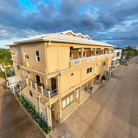 Louis' Apartments Placencia Экстерьер фото
