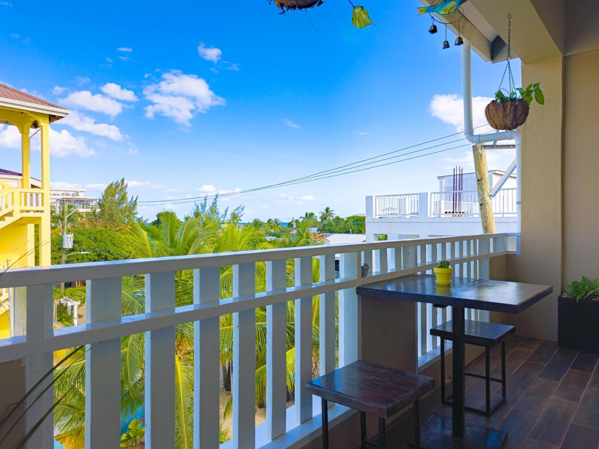 Louis' Apartments Placencia Экстерьер фото