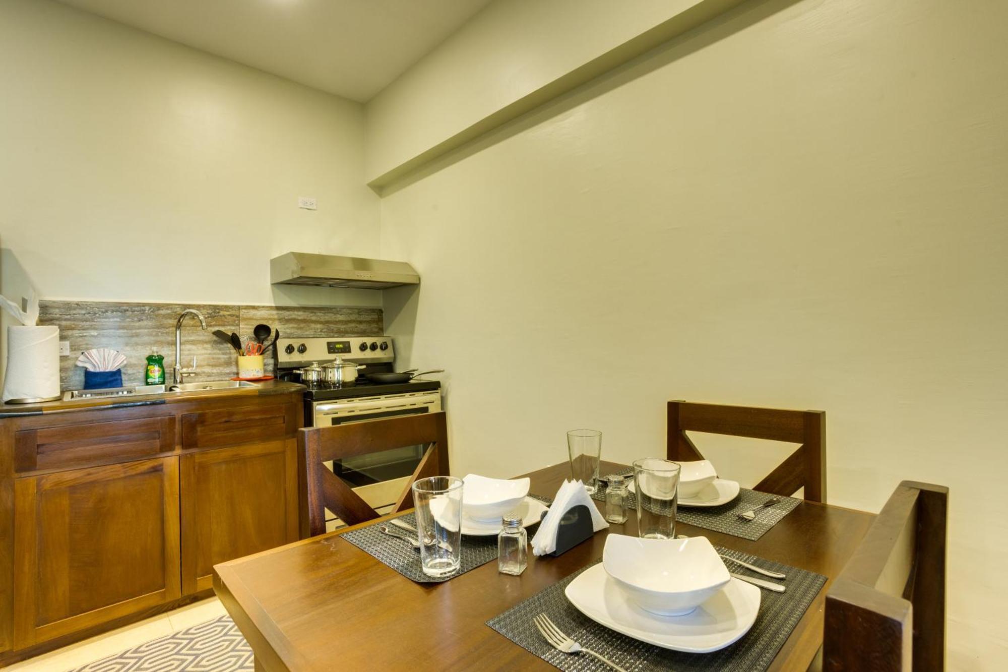 Louis' Apartments Placencia Экстерьер фото